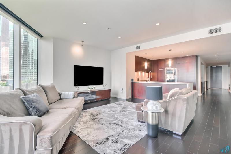 exposio_02_living_room_03_10700_ne_4th_st.jpg